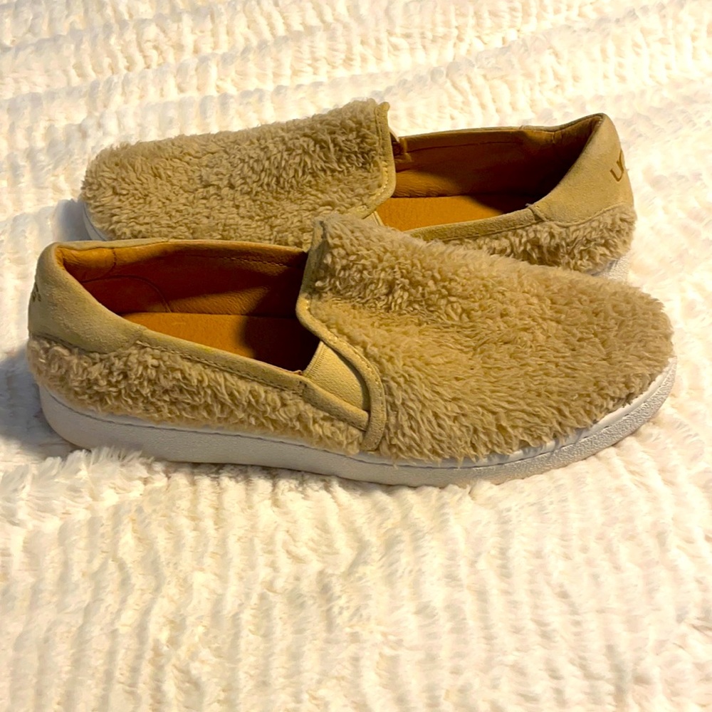 UGG slip ons 💙